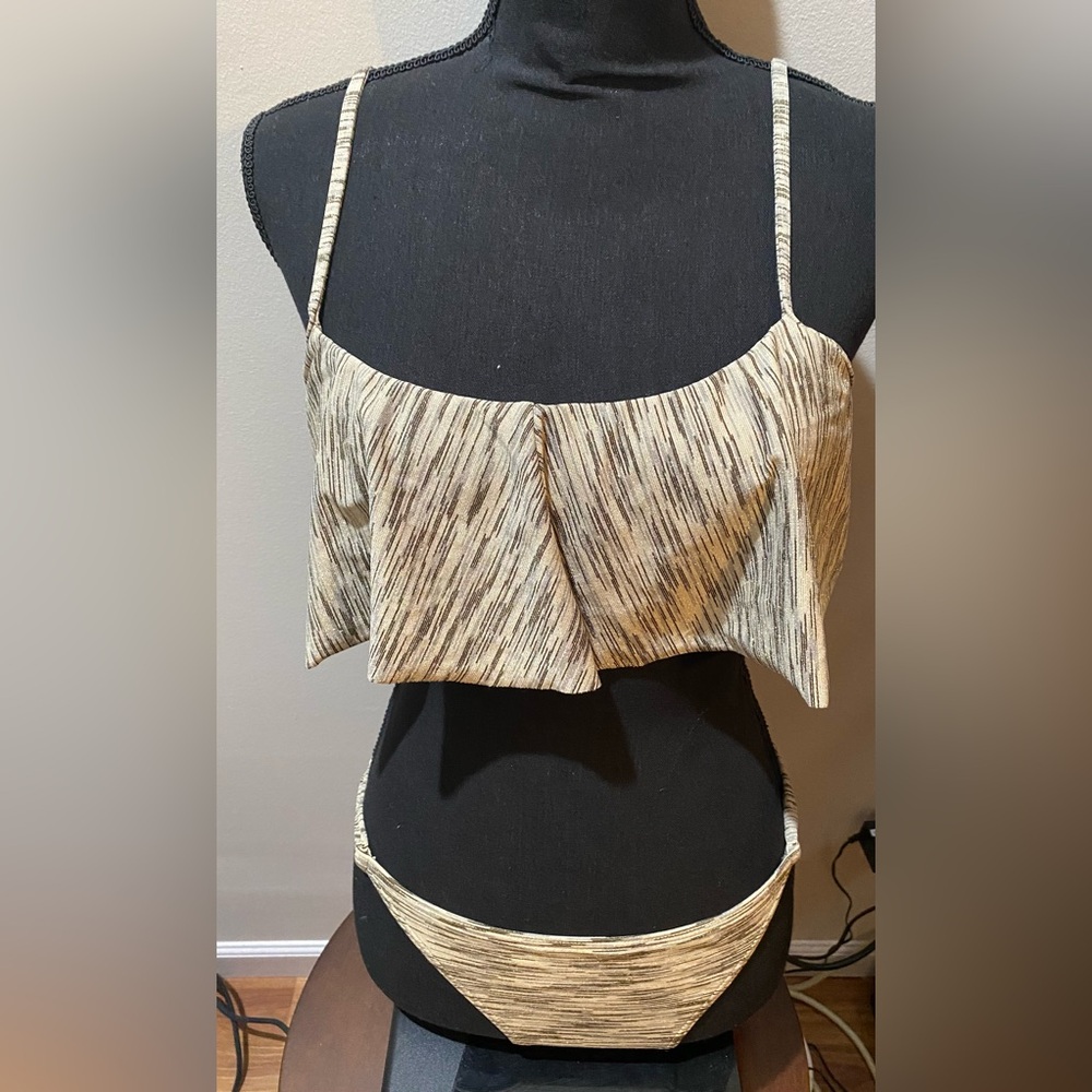 Reef-Bikini-Sz M-Beige-Black-Gold Metallic Threads Top Flounce-Ruffle Slight Pad